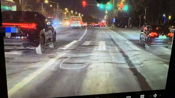 配资网上 元江路坑洼如波浪，车辆剐蹭不断，市民盼大修工程早日启动